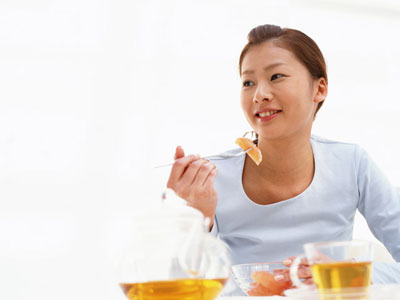 紅茶タイムの女性