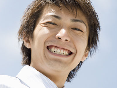 笑顔の若い男性